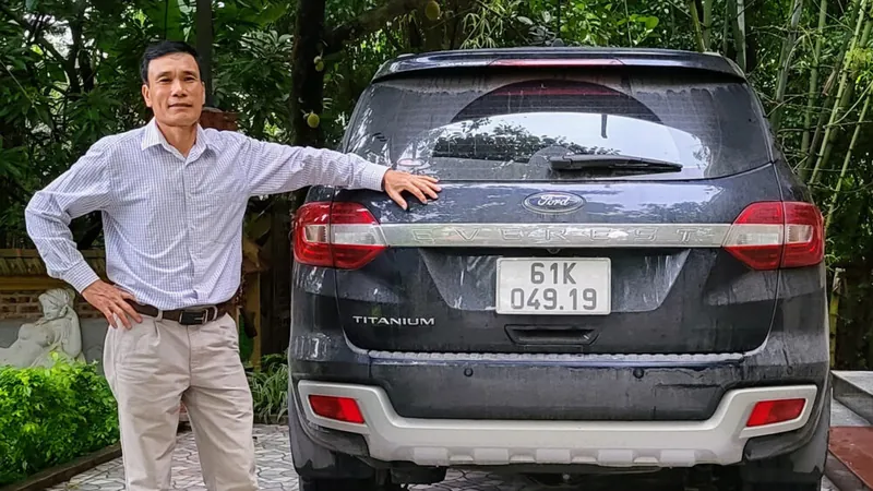 Chauffeur naast een ruime SUV, klaar voor vertrek
