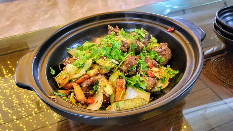 Vietnamees gerecht in een aarden pot