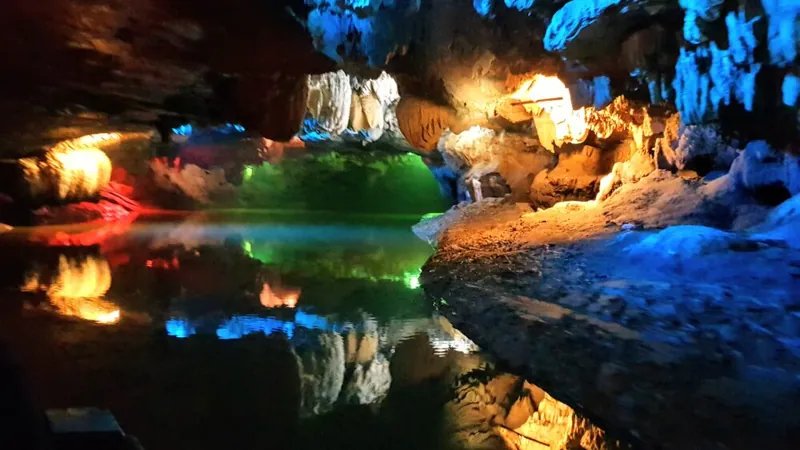 Verlichte druipsteengrot in Vietnam