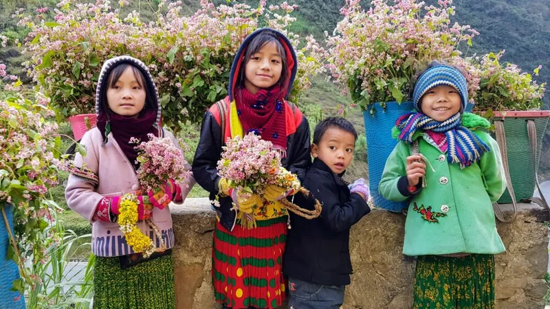 Kinderen in kleurrijke klederdracht met bloemen in het hoge noorden